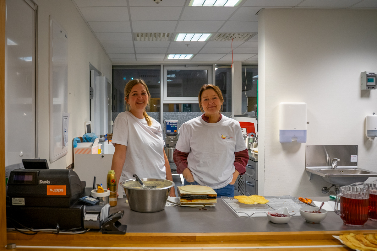 To damer steker vafler.