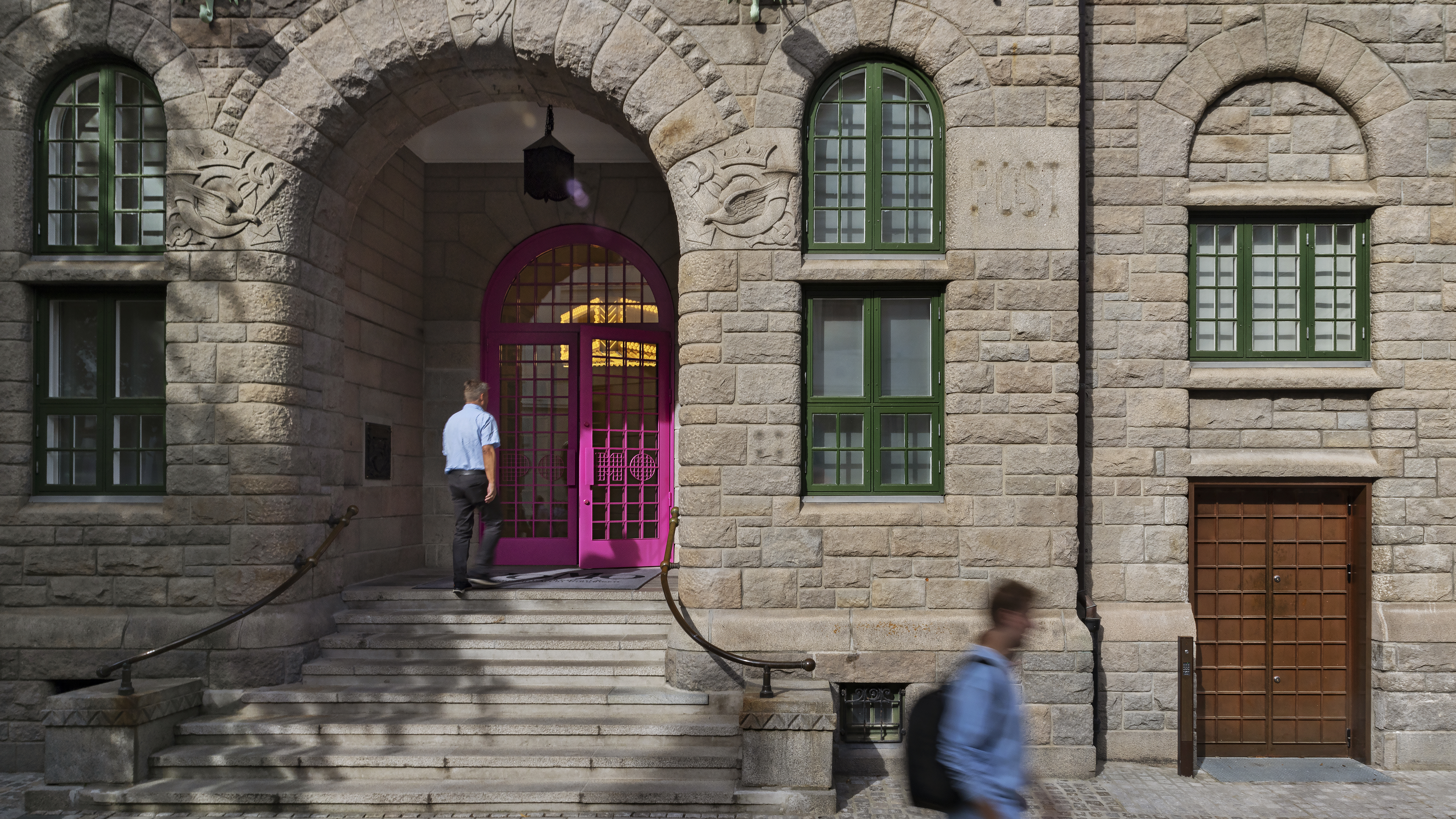 viser gammel hovedinngang med trapp og rsa inngangsdør og ny heis til høyre for denne