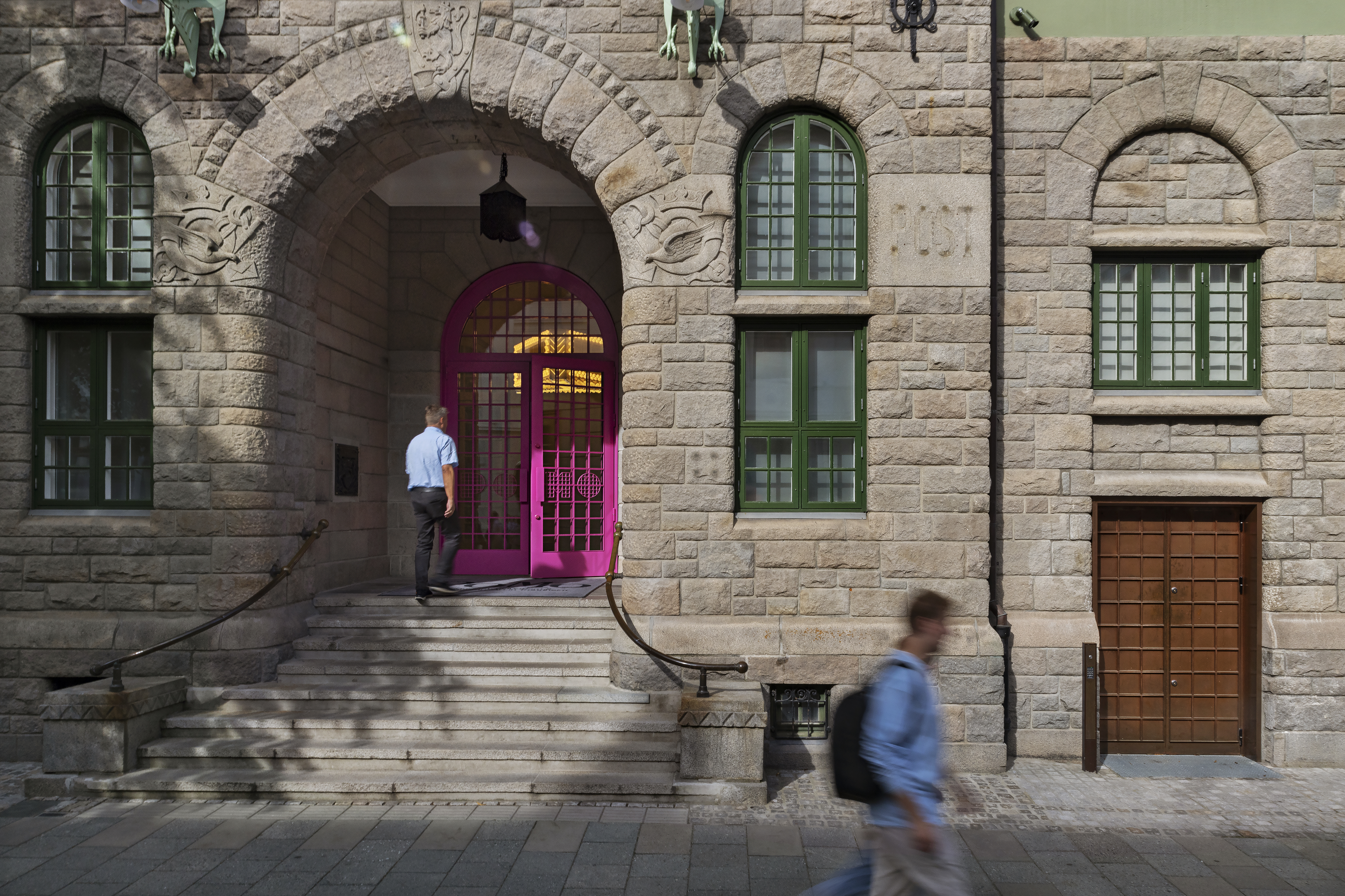 Inngang med trapp og inngang via heis ved siden av hverandre