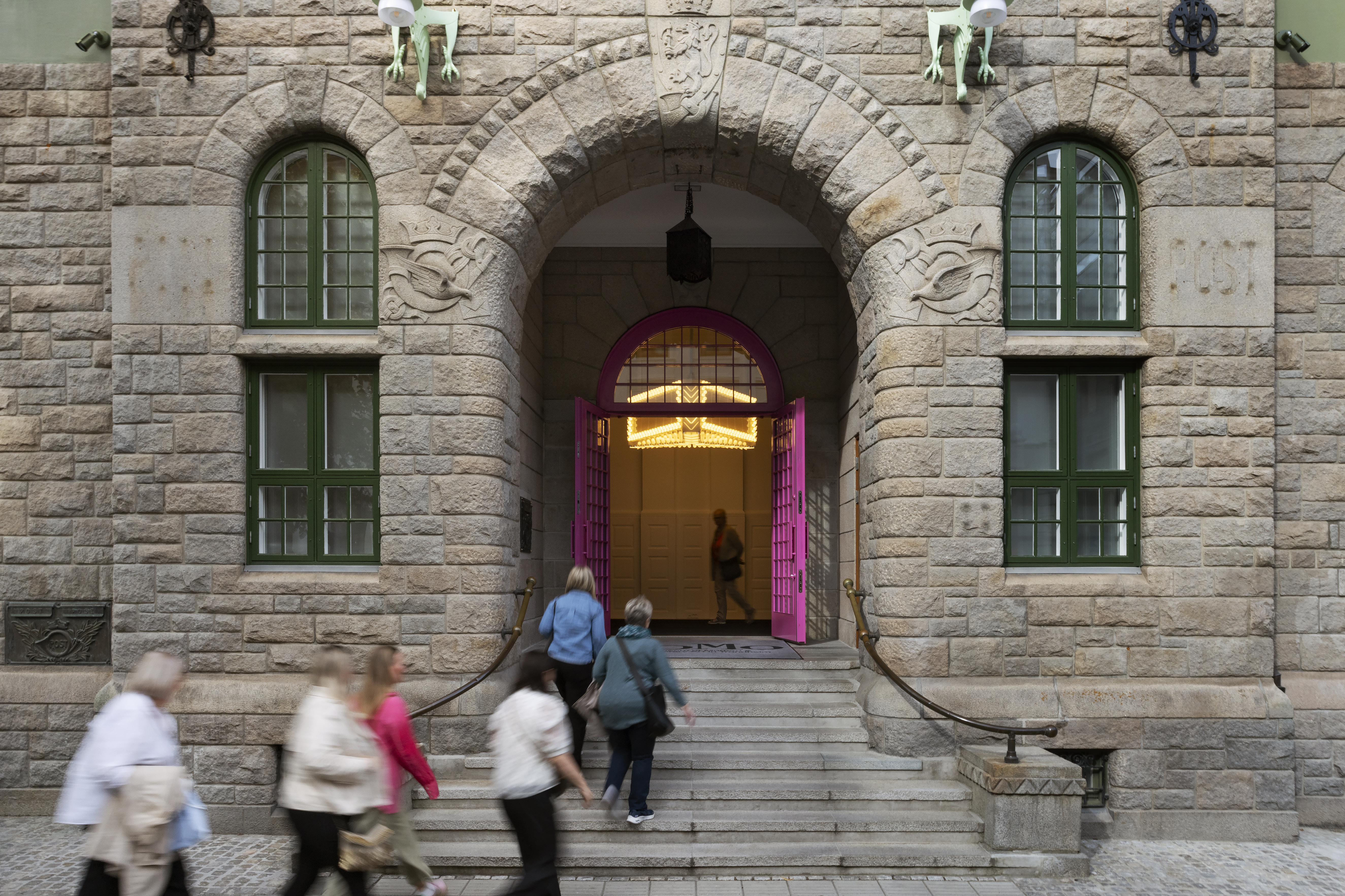 Inngang med trapp og inngang via heis ved siden av hverandre