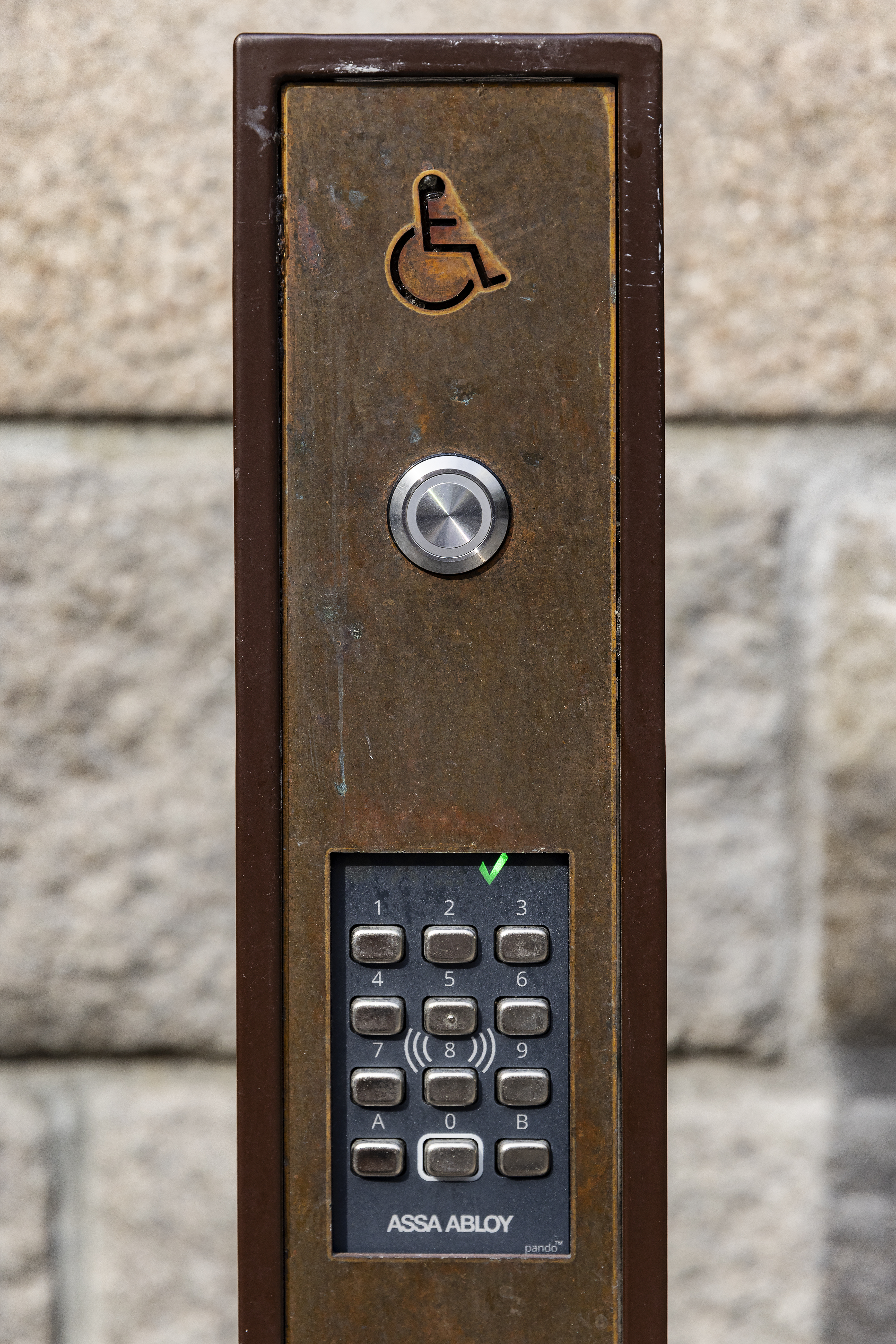 n&aelig;rbilde av stolpe i kobber med en rundt kapp p&aring; for &aring; &aring;pne heisd&oslash;ren