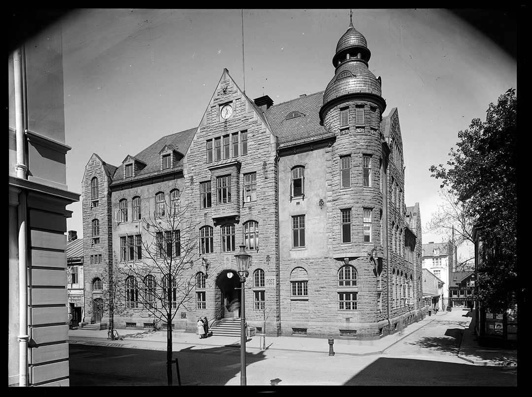 postg&aring;rdens opprinnelige fasade f&oslash;r det ble etablert heis