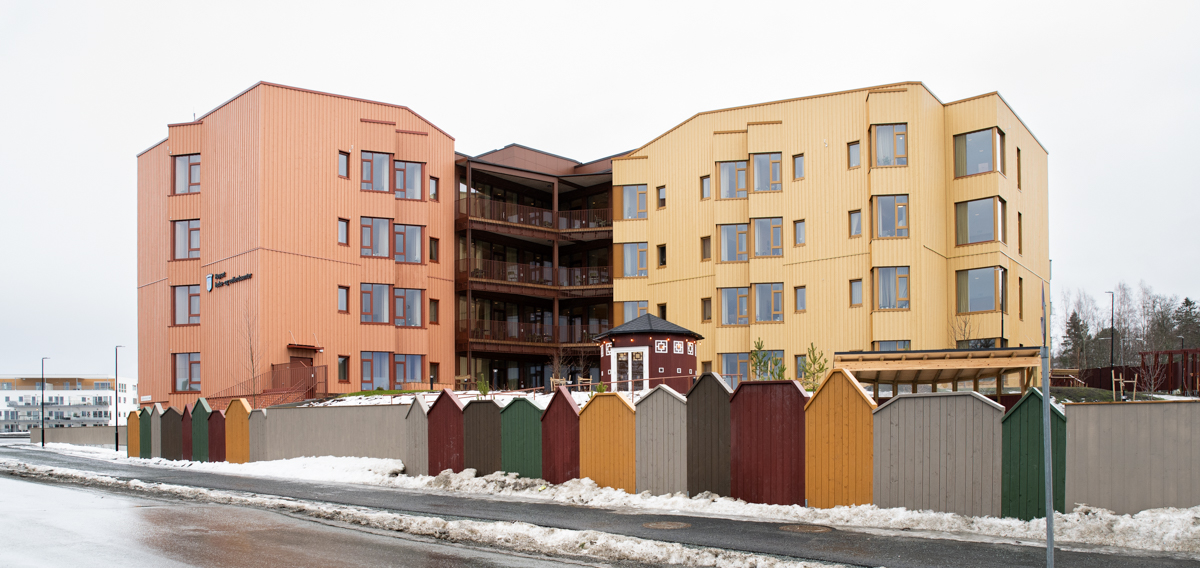 Tre sammenhengende blokker og et gjerde rundt