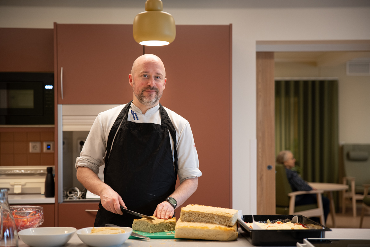 En mann med forkle lager mat