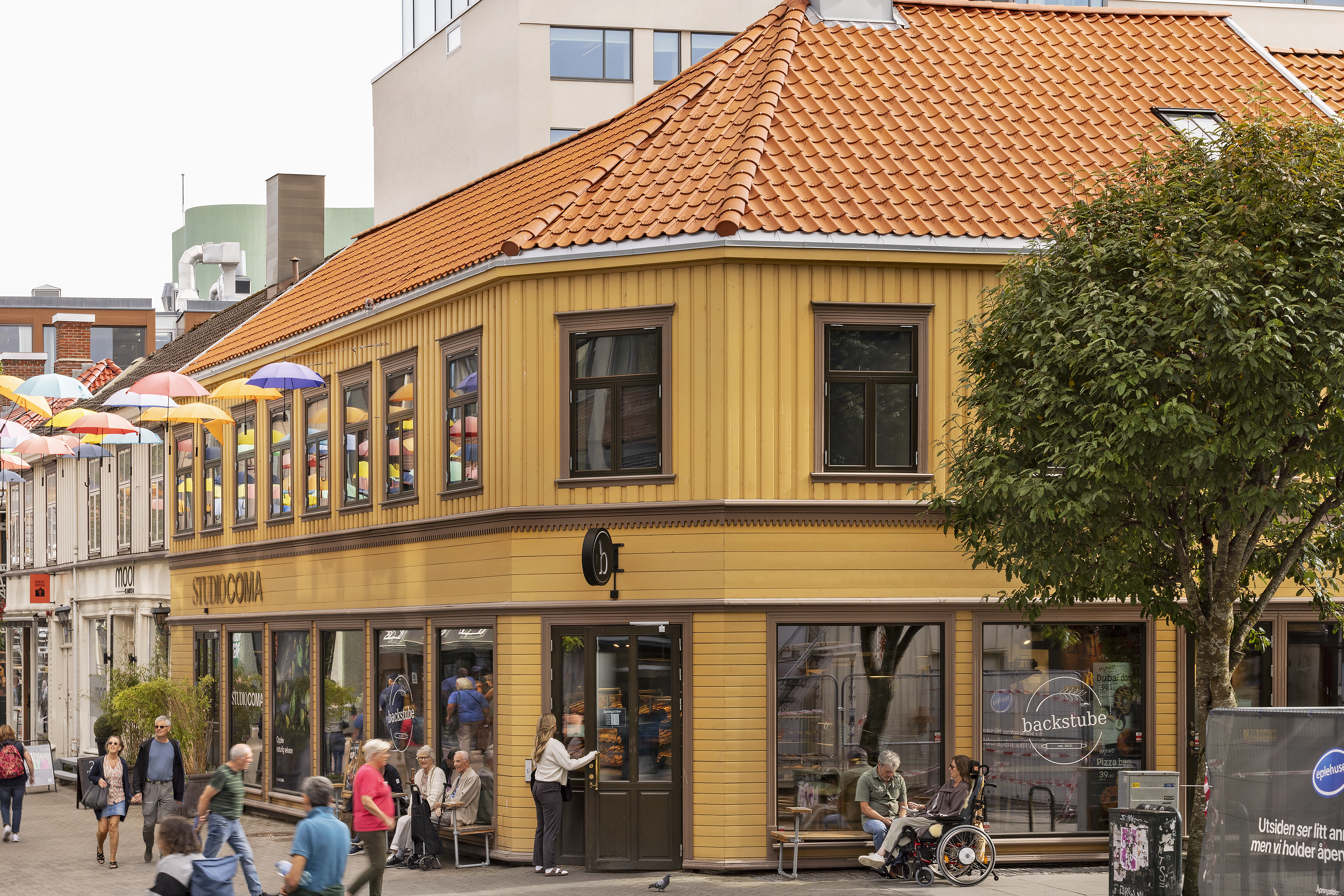 N&aelig;rbilde av fasade med inngangsd&oslash;r