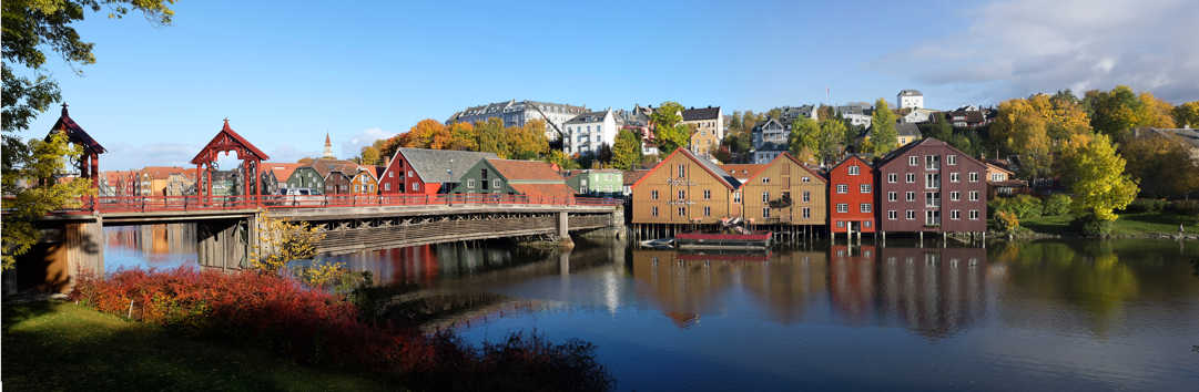 Den gamle bybro med bryggerekka i bakgrunnen