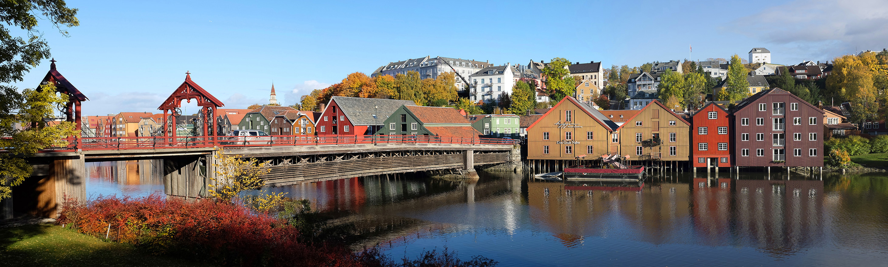 Den gamle bybro med bryggerekka i bakgrunnen