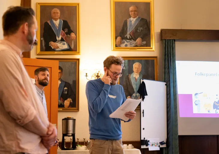 demokratiforsker og rådgiver fra NetZeroCities, Arild Ohren leser opp resultater av avstemmingen