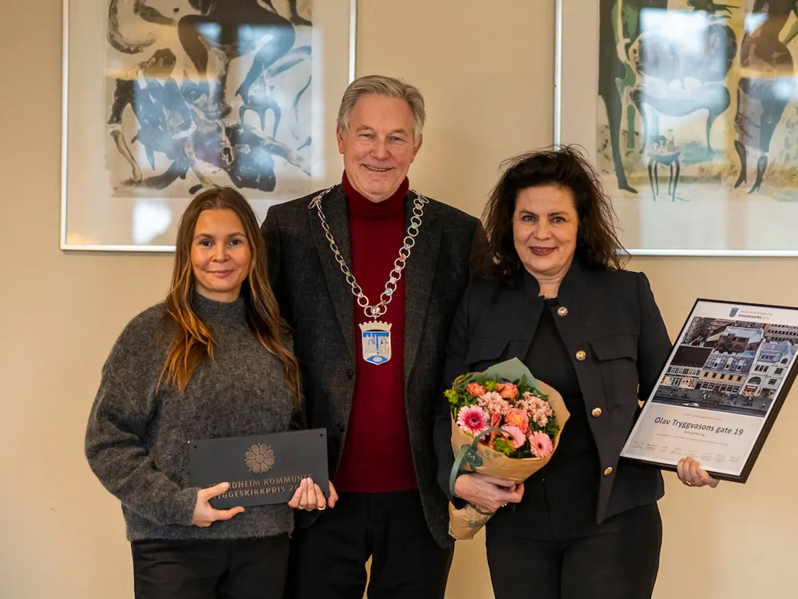 Varaordf&oslash;rer Erling Moe i midten, flankert av hos prosjektleder Lisa Johansen og sivilarkitekt  Mari Asmervik