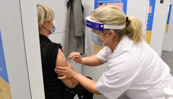 Foto av helsepersonell som setter korona-vaksine
