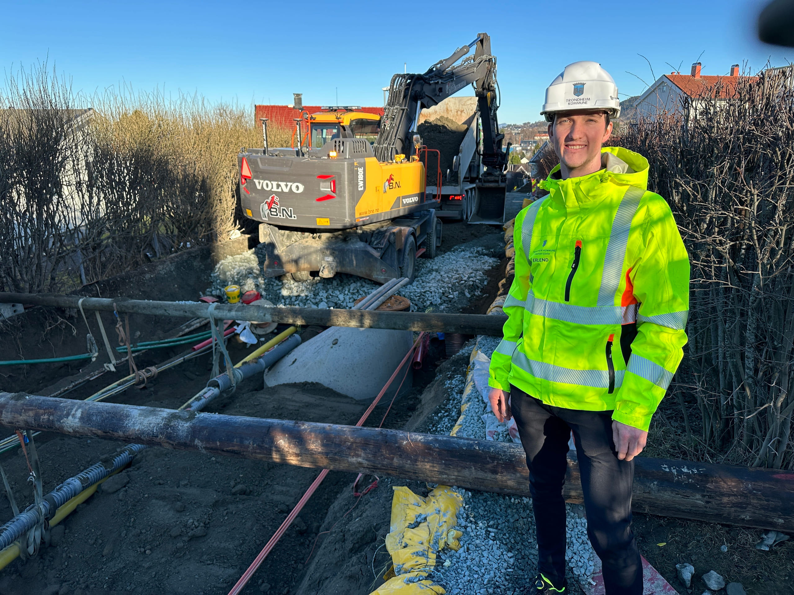 Erlend Gammels&aelig;ter p&aring; gr&oslash;ftekanten foran gravemaskin