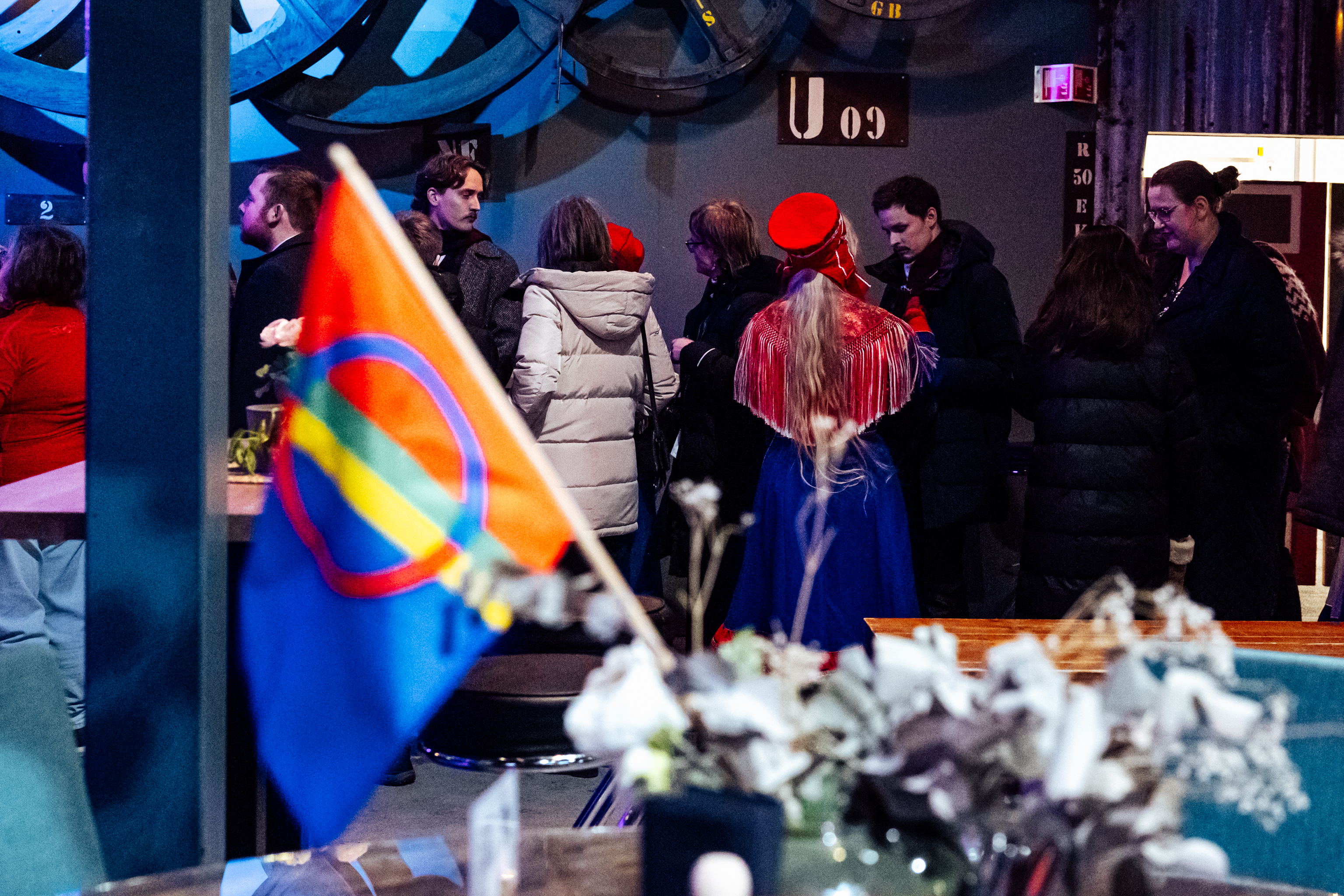 Stemningsbilde, n&aelig;rbilde av samisk flagg p&aring; festpyntet bord