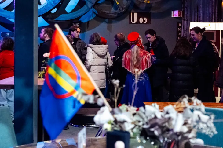 Stemningsbilde, nærbilde av samisk flagg på festpyntet bord