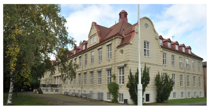 stor murbygning i 2 etasjer