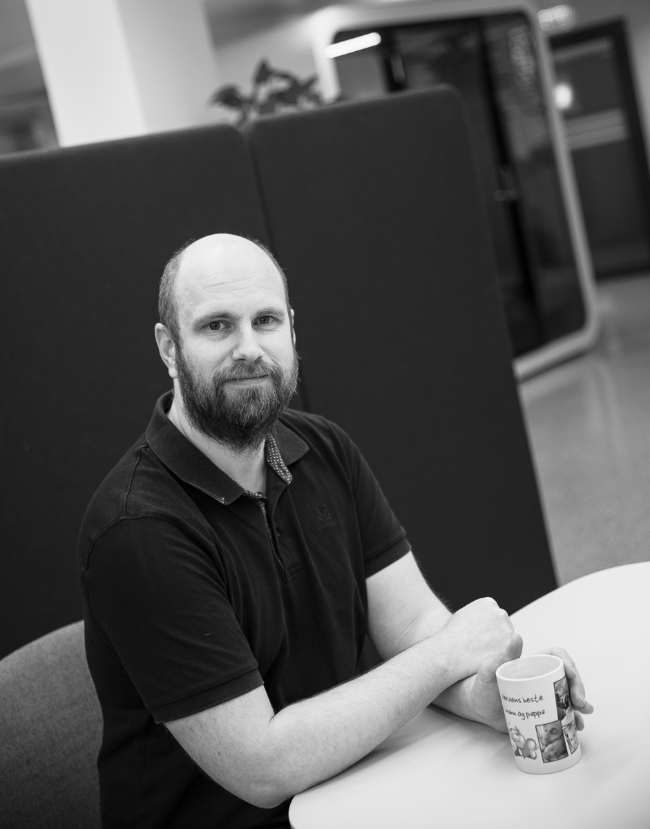 Portrett av K&aring;re i sorthvitt