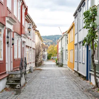 Veit med trehus på 2 etasjer på hver side