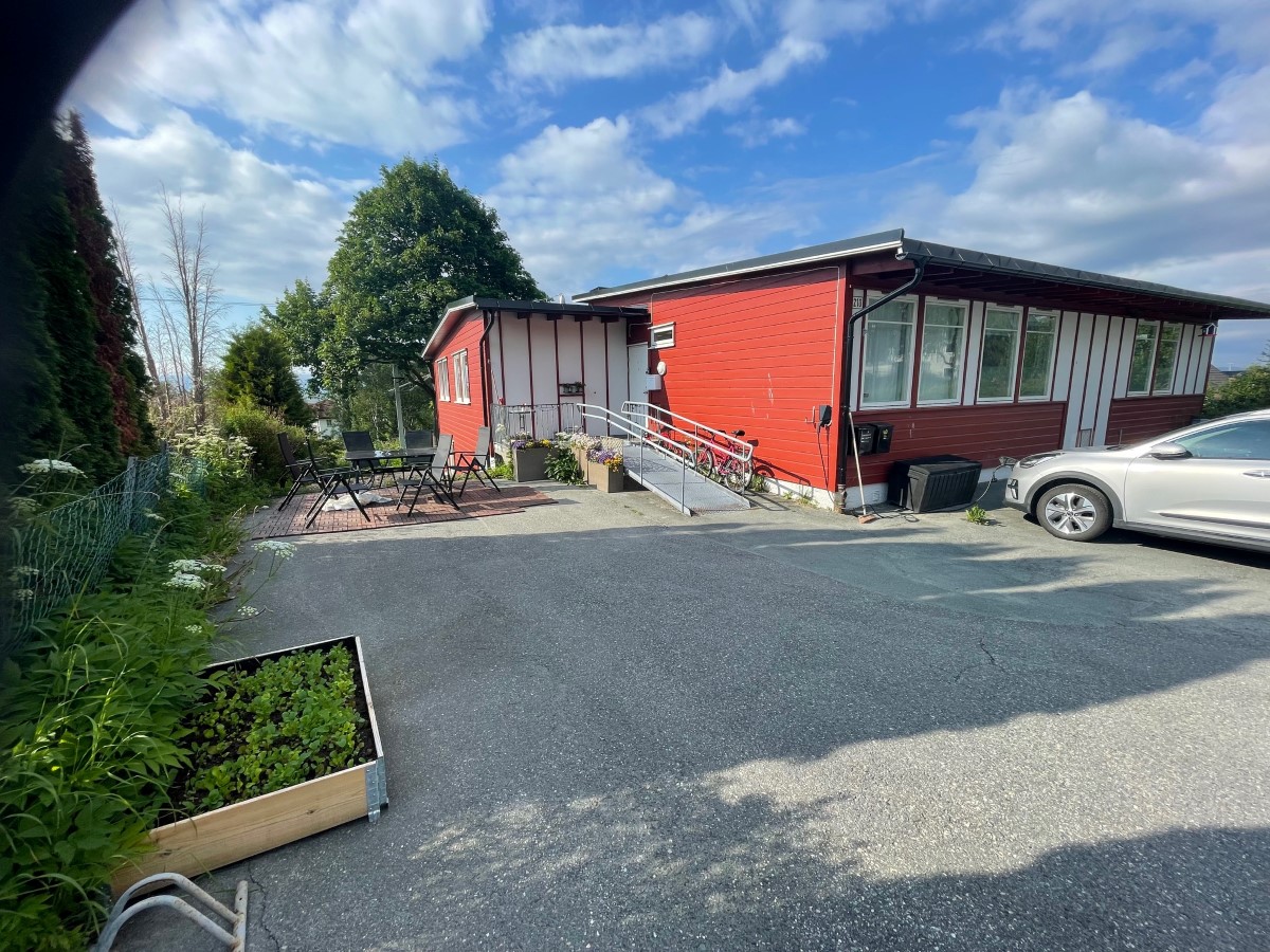 Et r&oslash;dt bolighus med rampe