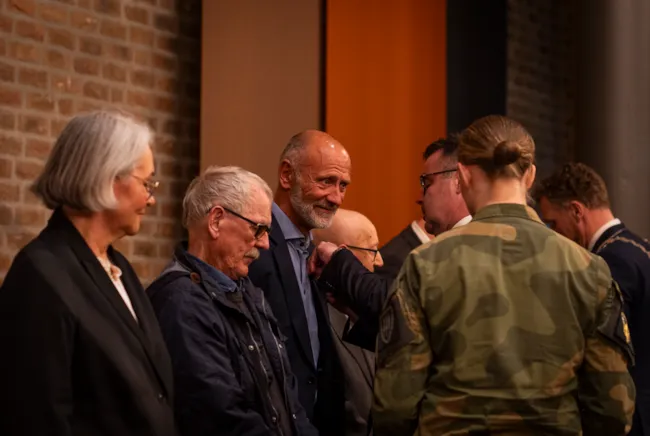 Veteraner på scenen under overrekkelsen av fylkesmerke og kommunenål