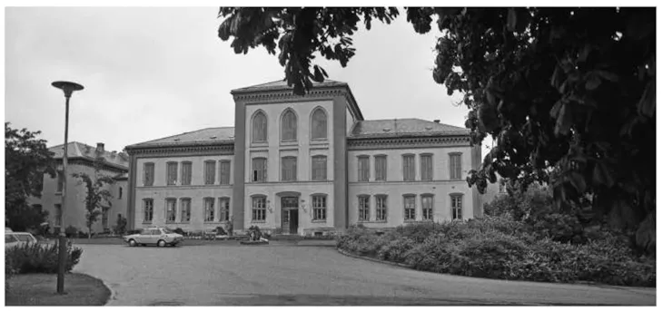 Hovedbygningen i tegl på Rotvoll, 2-3 etasjer