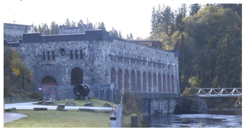Foto av kraftstasjon med fasader i naturstein