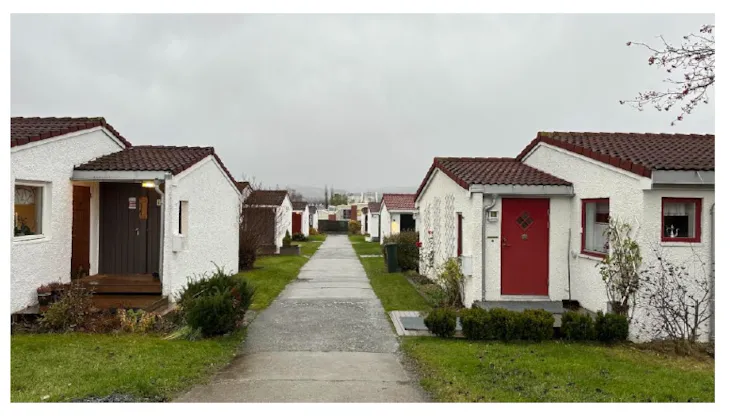 En etasjes rekkehus i mur