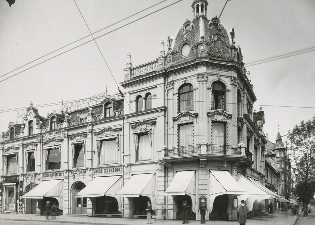 Bygningen i tidliger tider med store markiser ut fra vinduene