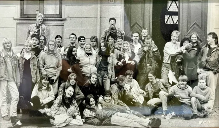 En gruppe på cirka 20 ungdommer tuller og smiler foran kamera. Gruppebilde i svart hvitt, merket med Vår 92