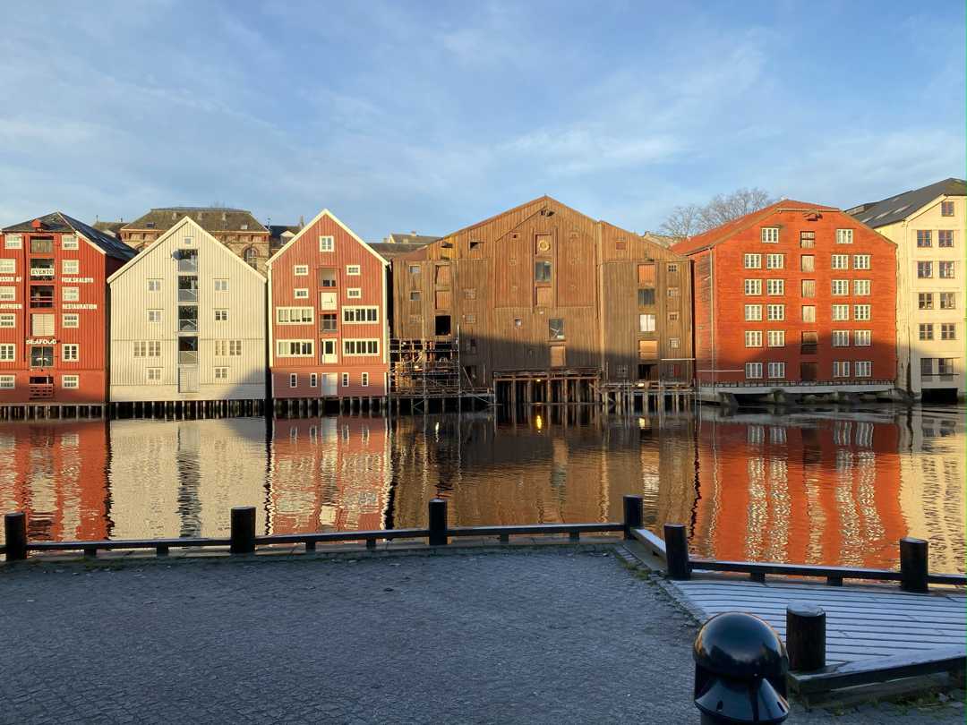  lagerbygninger ved elven