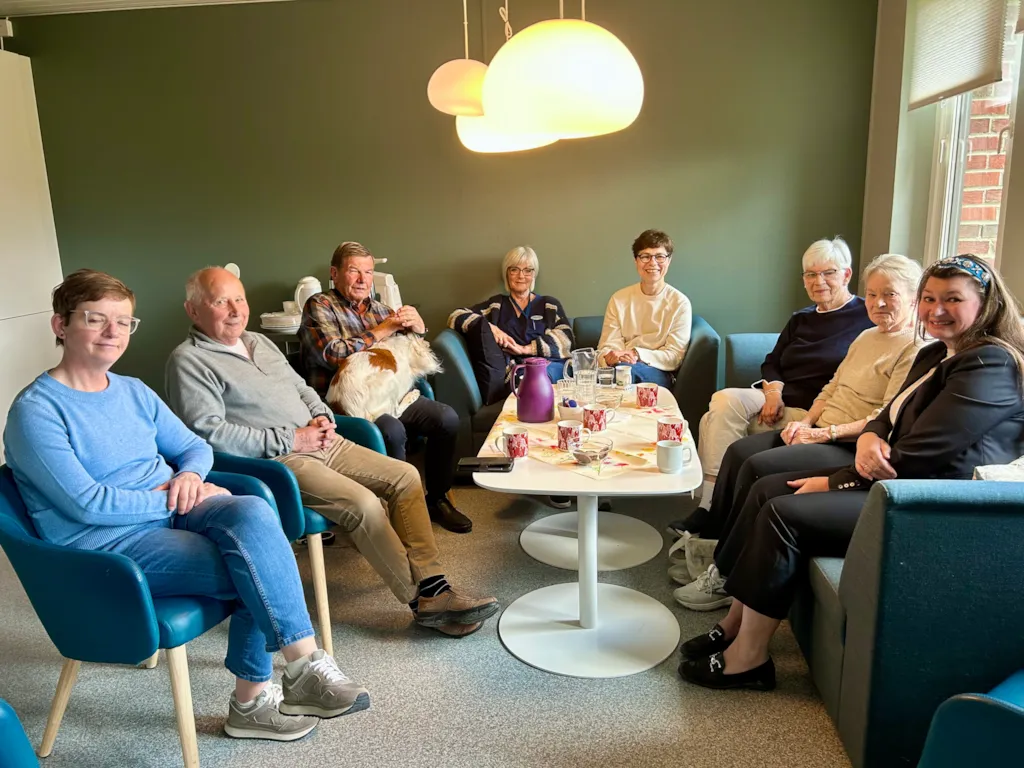 en gruppe pårørende ved Søbstad helsehus sitter sammen med ansatte ved helsehuset og byråden for helse og omsorg