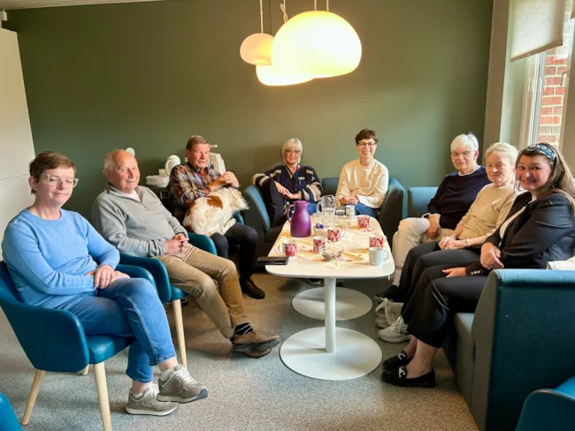 en gruppe pårørende ved Søbstad helsehus sitter sammen med ansatte ved helsehuset og byråden for helse og omsorg