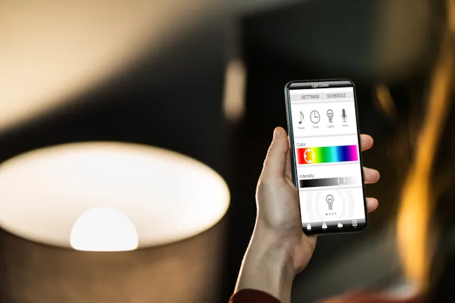 Hånd som holder over solcellepanel