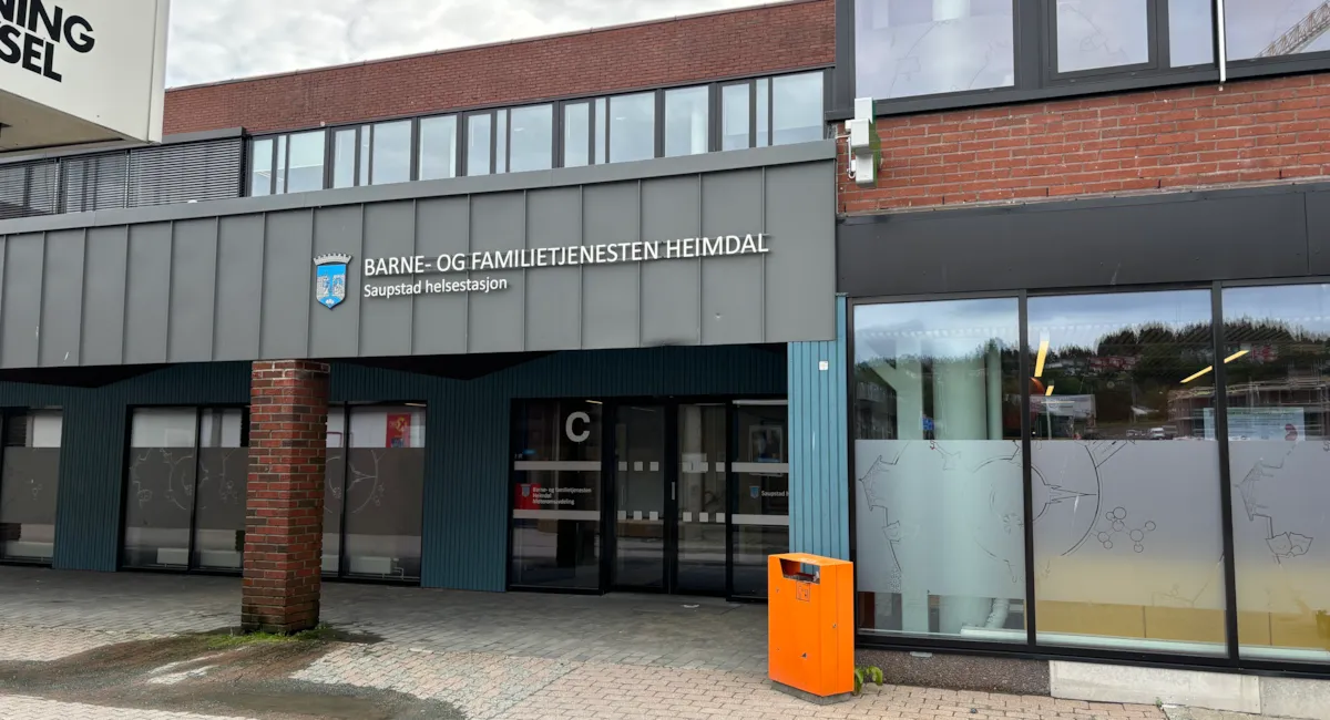 Inngangspartiet til helsestasjonen p&aring; Saupstad