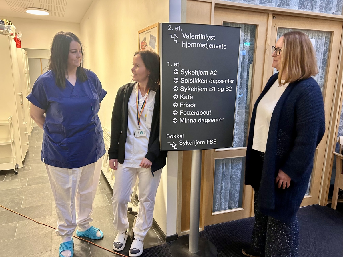 Valentinlyst helse- og velferdssenter er ett av sykehjemmene som er med i prosjektet. Fra venstre Helen Leimbrock, verneombud og MAP-instruktør, Trude Skaldehaug, avdelingsleder ved Forsterka skjerma enhet og enhetsleder Hege Forseth.  