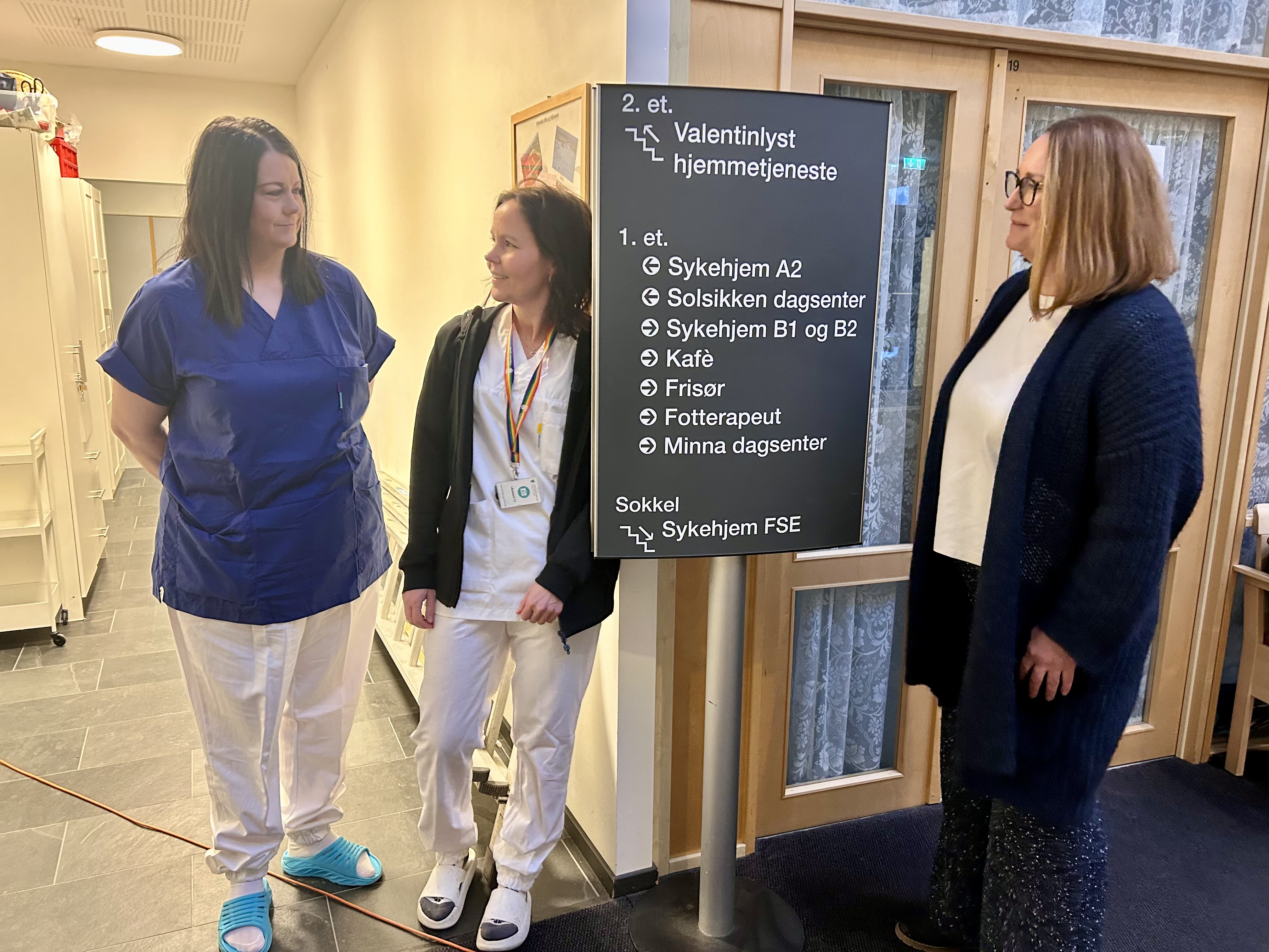 Valentinlyst helse- og velferdssenter er ett av sykehjemmene som er med i prosjektet. Fra venstre Helen Leimbrock, verneombud og MAP-instruktør, Trude Skaldehaug, avdelingsleder ved Forsterka skjerma enhet og enhetsleder Hege Forseth.  