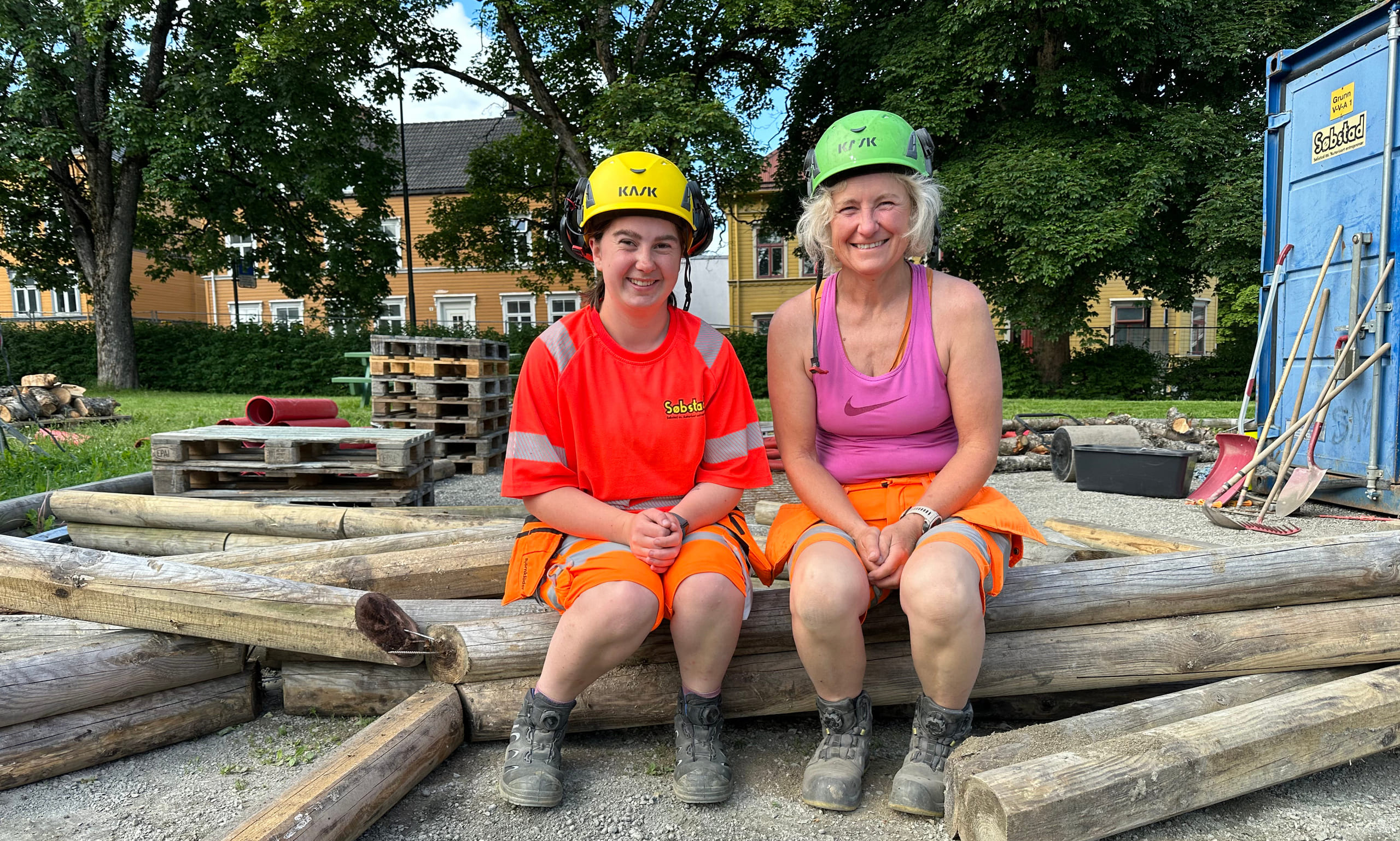 Fagansvarlig anleggsgartner Sissel Nordtiller Aune og Mona Malmedal Botnan sittende p&aring; en plankehaug