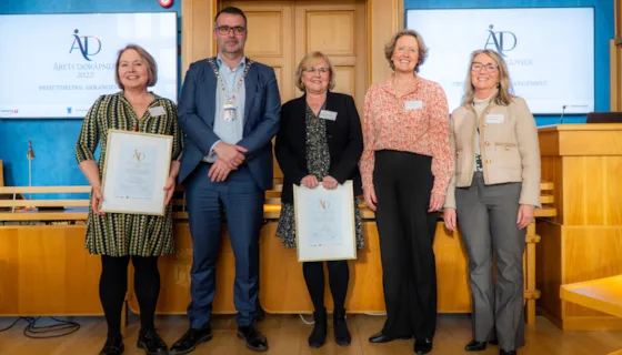 Foto av prisvinnerne Tone Frost Bathen og Berit Rian sammen med ordfører Kent Ranum, Kirsten Schultz og Vibeke Schei Solberg