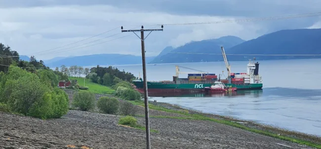 Containerskipet NCL Salten som har grunnstøtt på Byneset.