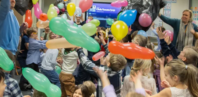 1. klassinger ved Ranheim skole som får sluppet hundre ballonger over seg foto.