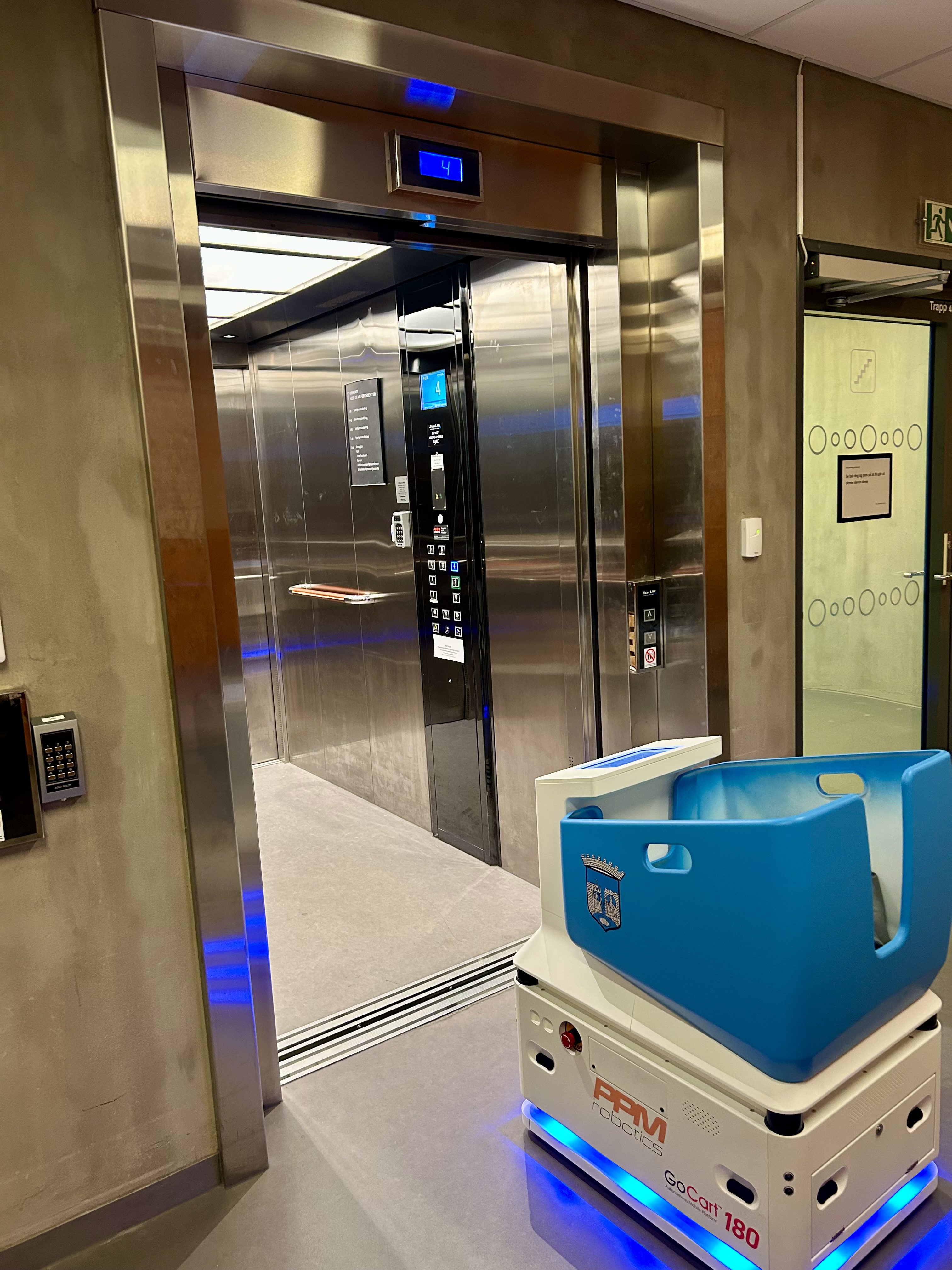 robot p&aring; vei inn i heisen