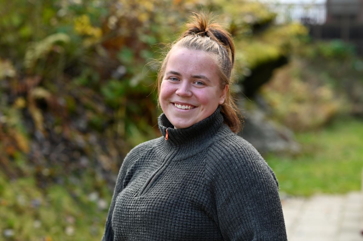 Foto av anleggsgartnerl&aelig;rling Kjerstin Gran&aring;s i utend&oslash;rs arbeidssituasjon