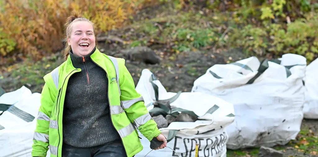 Foto av anleggsgartnerlærling Kjerstin Granås i utendørs arbeidssituasjon