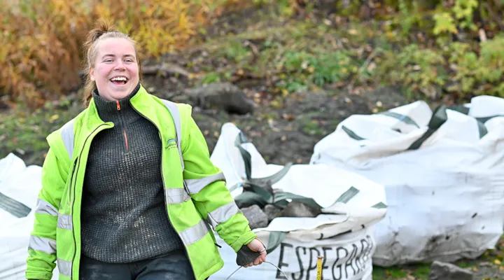 Foto av anleggsgartnerlærling Kjerstin Granås i utendørs arbeidssituasjon