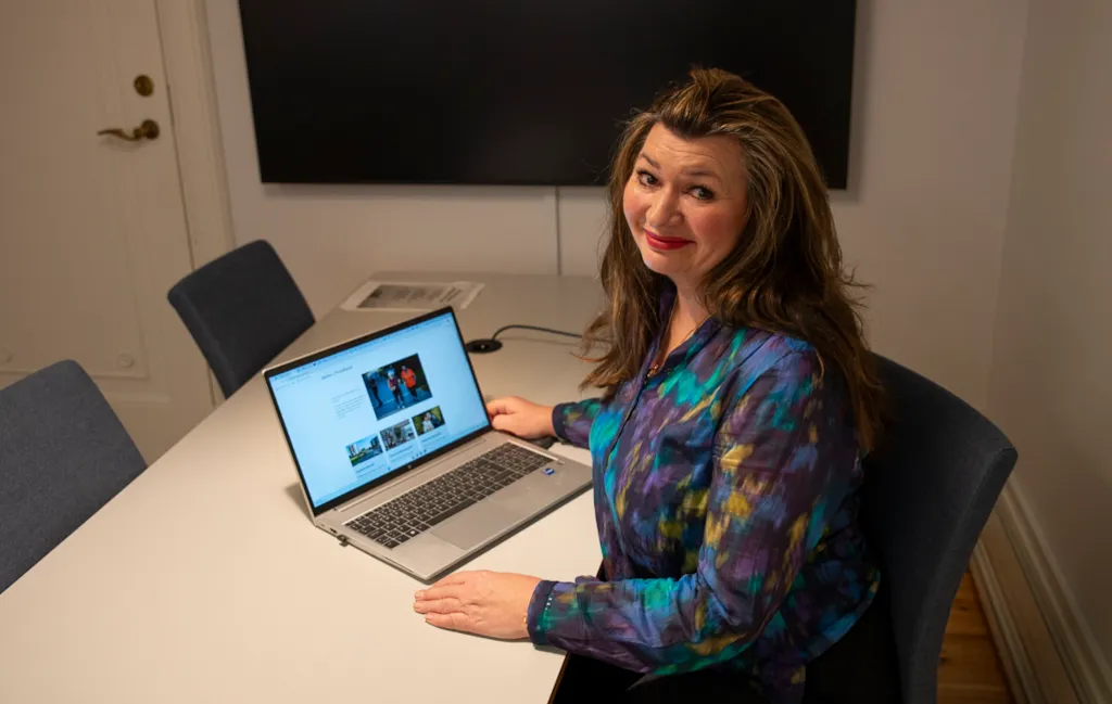 Byråd Merethe Baustad Ranum ser på den nye nettsiden for seniorer.