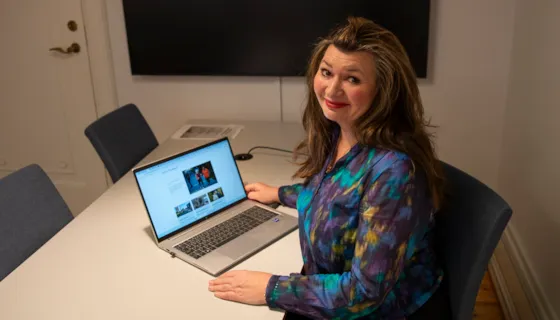 Byråd Merethe Baustad Ranum ser på den nye nettsiden for seniorer.