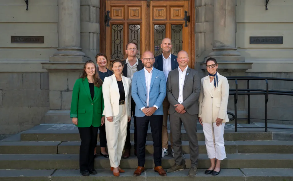 Foto av et samlet byråd foran rådhuset