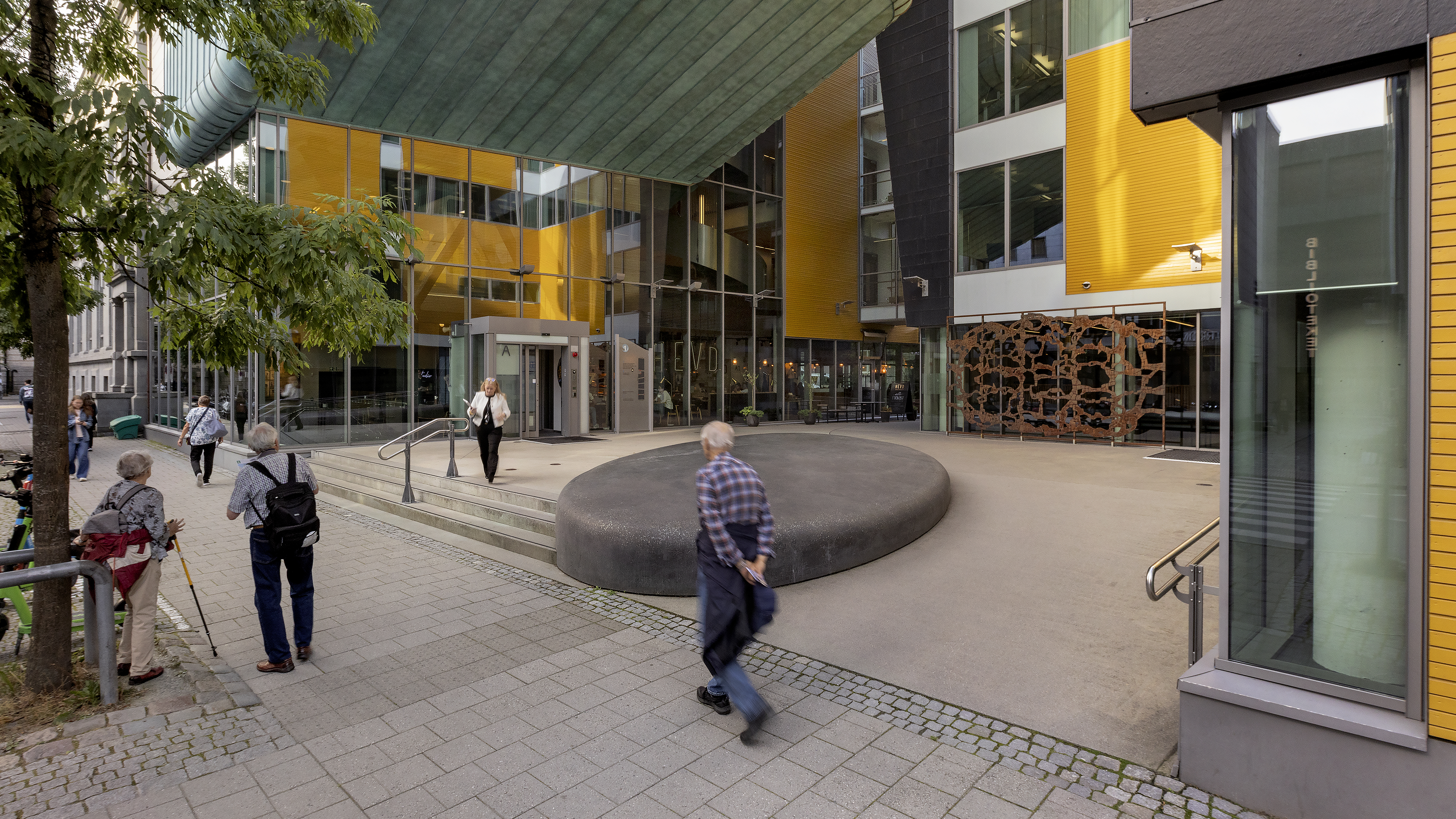 Rampe og trapp fra fortau i søndre gate opp til passasje mellom 2 bygninger