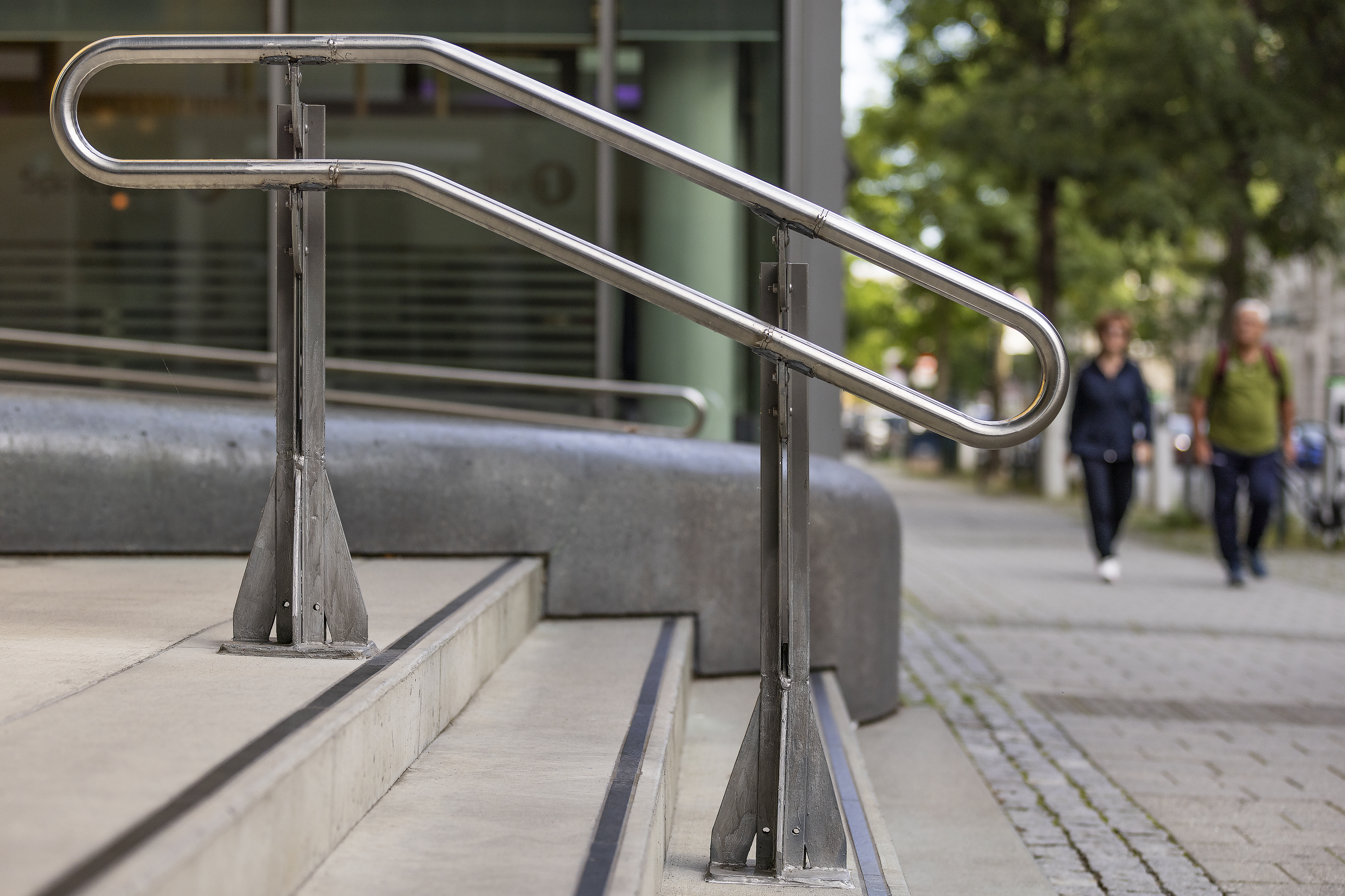 h&aring;ndl&oslash;per i st&aring;l som er plassert midt i trapp