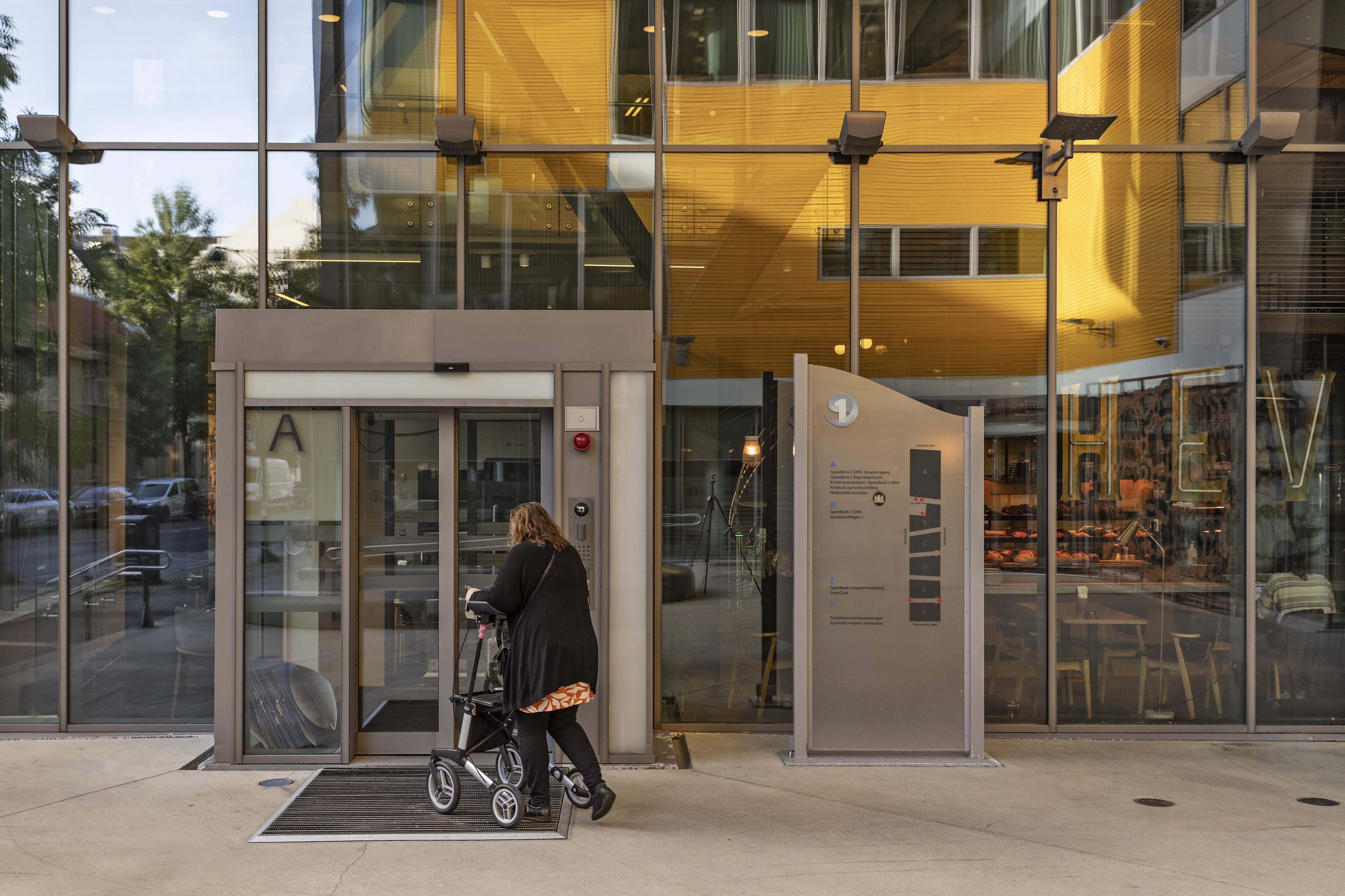 inngang til bank og cafe med rist foran d&oslash;r 