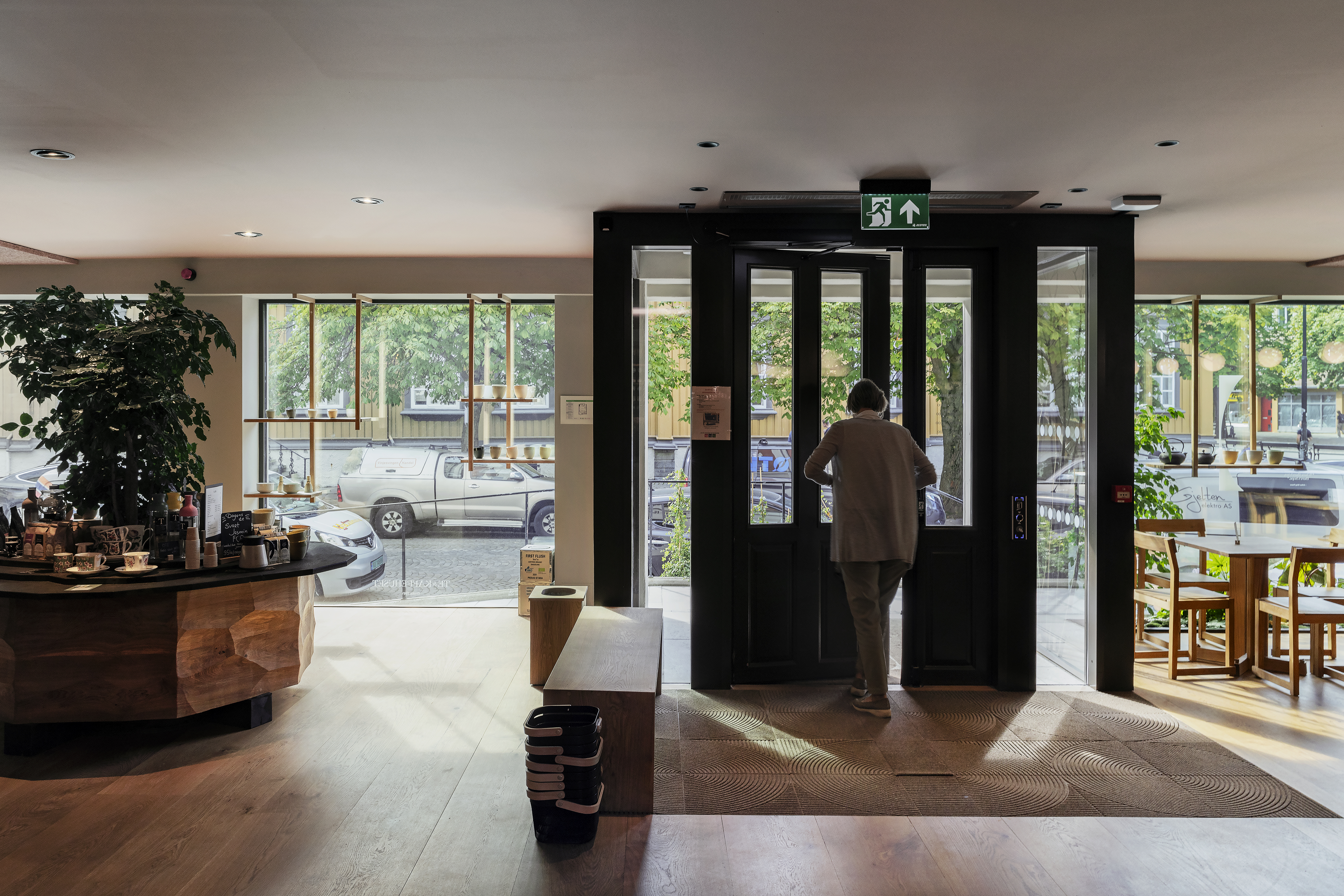 foto av yttesd&oslash;rer sett innenfra