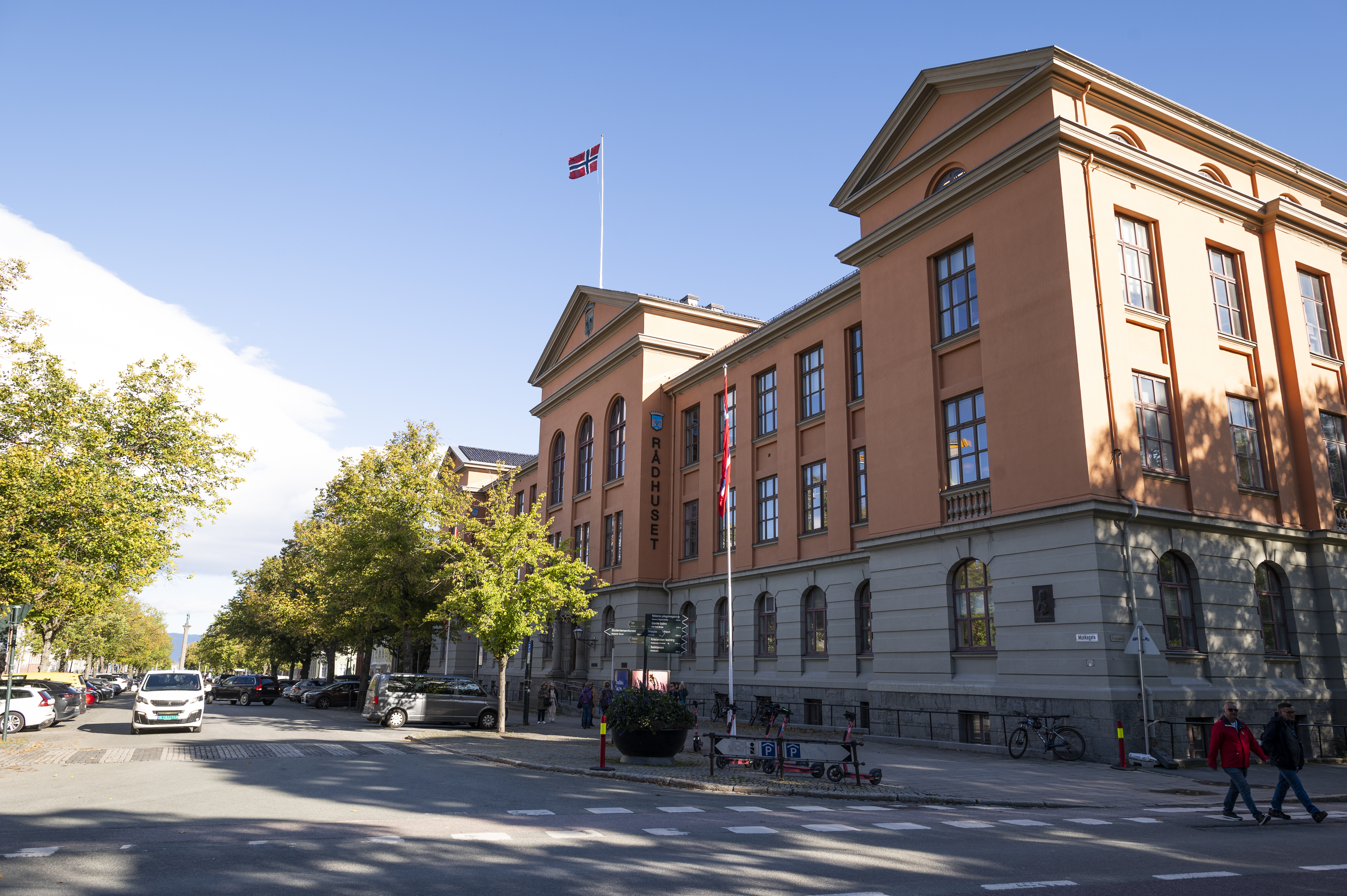 Eksteriørbilde av rådhuset fra gateplan